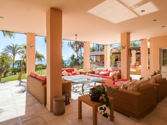 For sale 🌟 ELEGANT 10 Bedrooms BEACHFRONT MANSION WITH GUEST ACCOMMODATION ON THE NEW GOLDEN MILE 🌴
