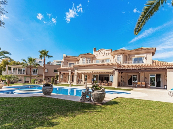 For Sale – Luxurious 7 Bedrooms Mansion in Nueva Andalucia! 🌅
