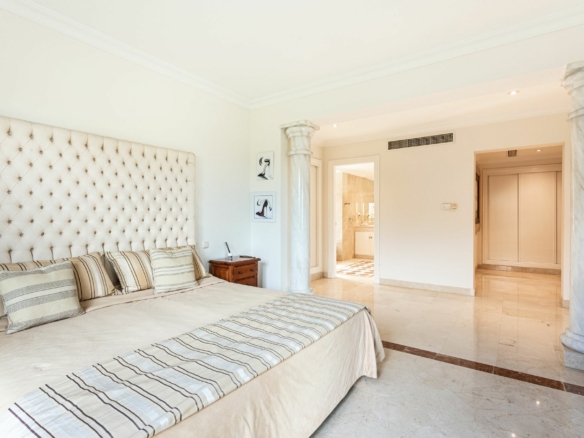 🏡 FOR SALE  🌟  Classic Style Villa –  Nueva Andalucia – Gated Community