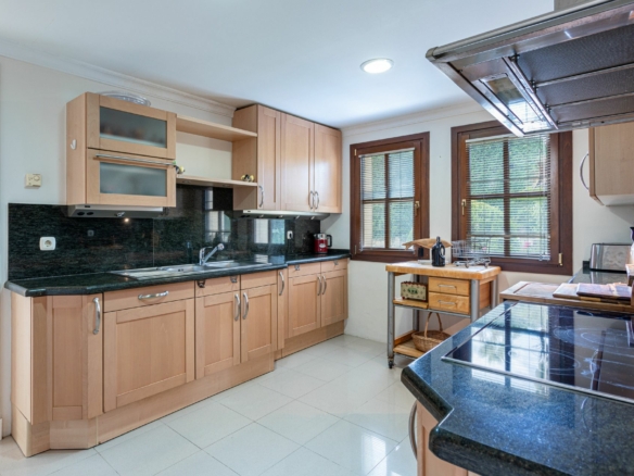 🏡 FOR SALE  🌟  Classic Style Villa –  Nueva Andalucia – Gated Community