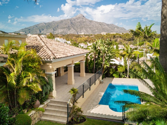 🏡 FOR SALE  🌟  Classic Style Villa –  Nueva Andalucia – Gated Community