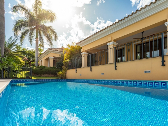 🏡 FOR SALE  🌟  Classic Style Villa –  Nueva Andalucia – Gated Community