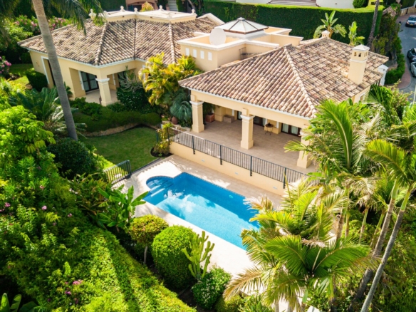 🏡 FOR SALE  🌟  Classic Style Villa –  Nueva Andalucia – Gated Community