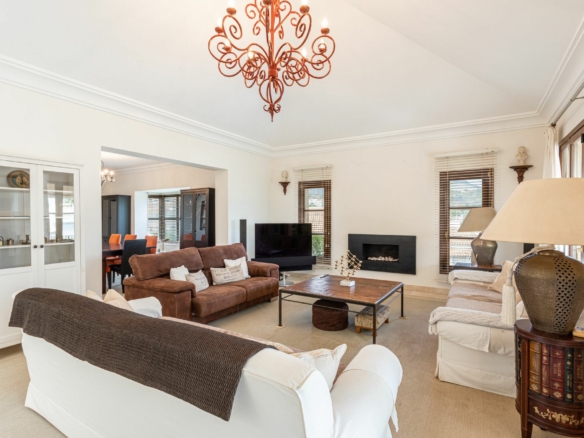 🏡 FOR SALE  🌟  Classic Style Villa –  Nueva Andalucia – Gated Community