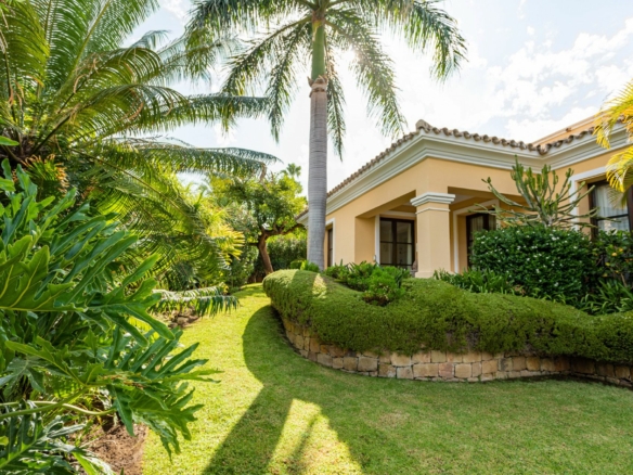 🏡 FOR SALE  🌟  Classic Style Villa –  Nueva Andalucia – Gated Community