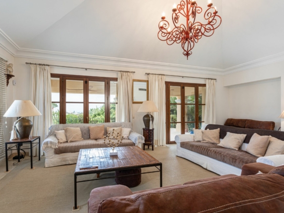🏡 FOR SALE  🌟  Classic Style Villa –  Nueva Andalucia – Gated Community