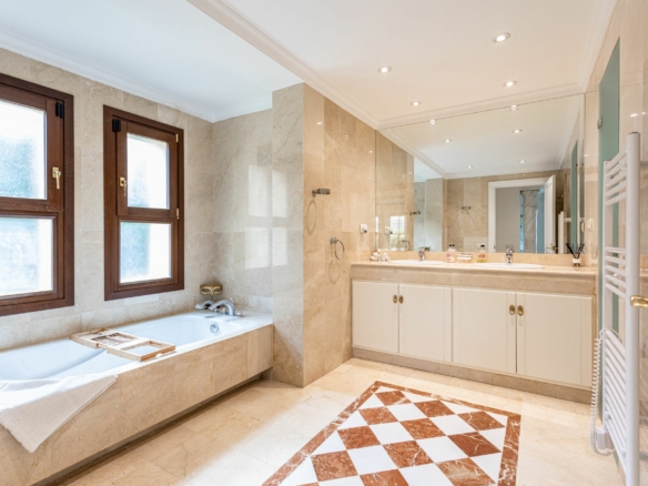 🏡 FOR SALE  🌟  Classic Style Villa –  Nueva Andalucia – Gated Community