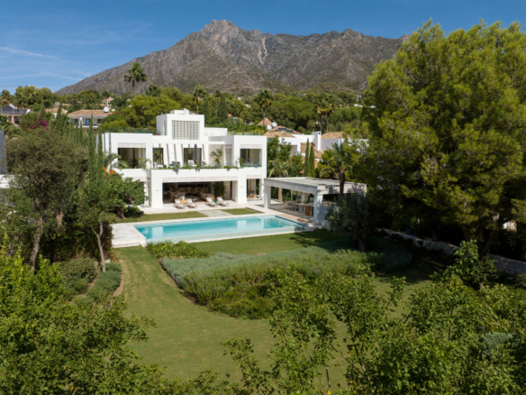🏰✨ LUXURIOUS VILLA FOR SALE IN MARBELLA GOLDEN MILE! ✨🏰 GATED – Turnkey Opportunity