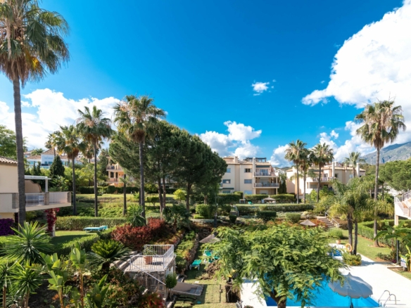 SOLD –  Penthouse  with 3 bedrooms in Pueblo Las Brisas, Nueva Andalucia