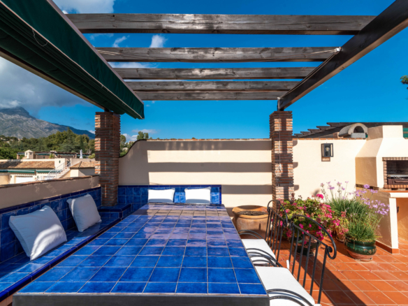 SOLD –  Penthouse  with 3 bedrooms in Pueblo Las Brisas, Nueva Andalucia