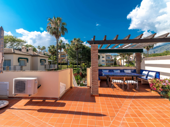 SOLD –  Penthouse  with 3 bedrooms in Pueblo Las Brisas, Nueva Andalucia