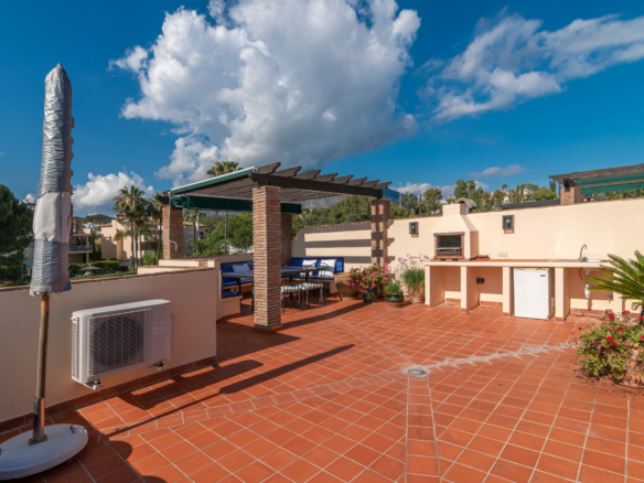 SOLD –  Penthouse  with 3 bedrooms in Pueblo Las Brisas, Nueva Andalucia
