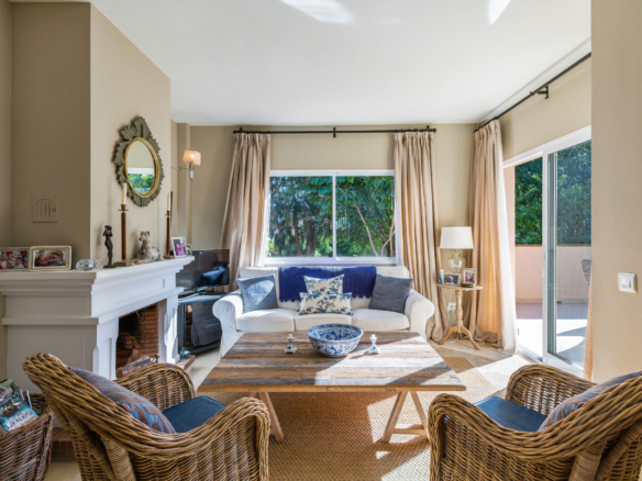 SOLD –  Penthouse  with 3 bedrooms in Pueblo Las Brisas, Nueva Andalucia