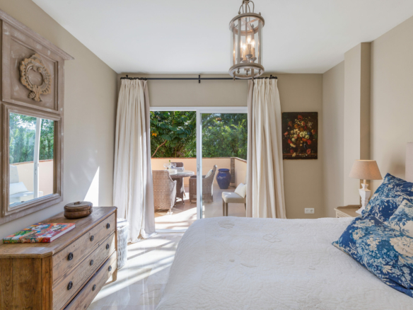 SOLD –  Penthouse  with 3 bedrooms in Pueblo Las Brisas, Nueva Andalucia