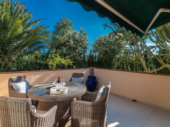 SOLD –  Penthouse  with 3 bedrooms in Pueblo Las Brisas, Nueva Andalucia