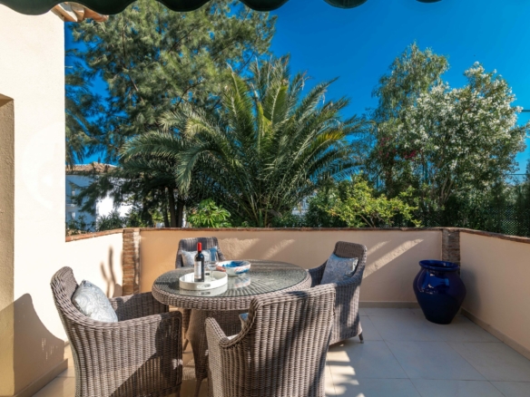 SOLD –  Penthouse  with 3 bedrooms in Pueblo Las Brisas, Nueva Andalucia