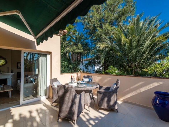 SOLD –  Penthouse  with 3 bedrooms in Pueblo Las Brisas, Nueva Andalucia