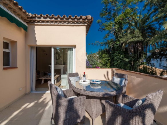 SOLD –  Penthouse  with 3 bedrooms in Pueblo Las Brisas, Nueva Andalucia