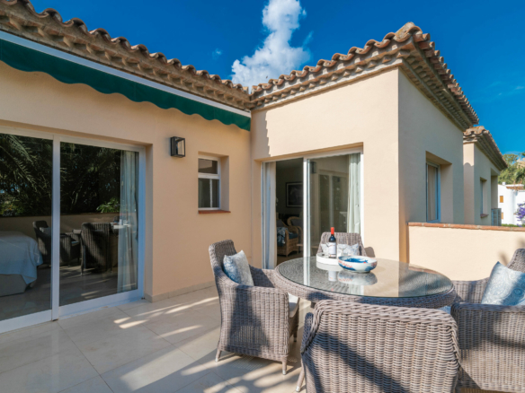 SOLD –  Penthouse  with 3 bedrooms in Pueblo Las Brisas, Nueva Andalucia