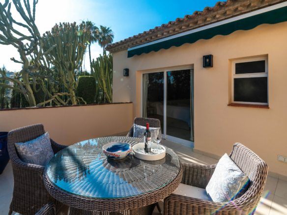 SOLD –  Penthouse  with 3 bedrooms in Pueblo Las Brisas, Nueva Andalucia