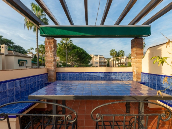 SOLD –  Penthouse  with 3 bedrooms in Pueblo Las Brisas, Nueva Andalucia