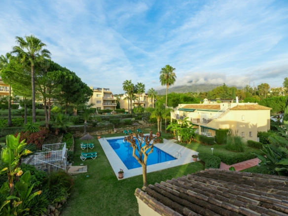 SOLD –  Penthouse  with 3 bedrooms in Pueblo Las Brisas, Nueva Andalucia