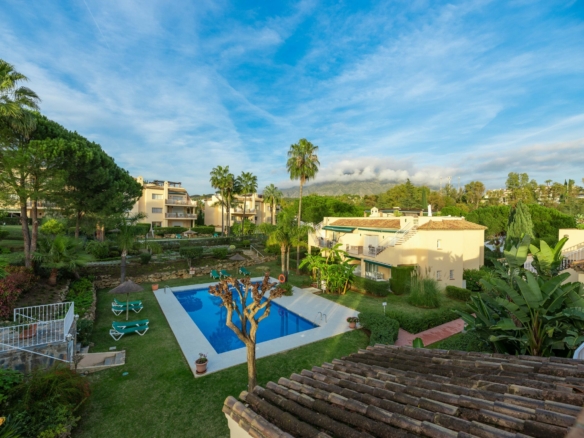SOLD –  Penthouse  with 3 bedrooms in Pueblo Las Brisas, Nueva Andalucia