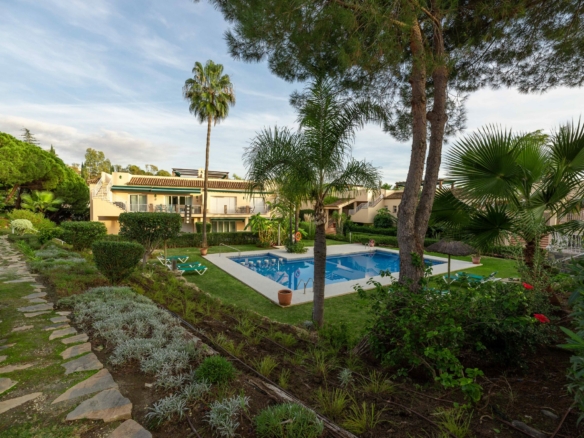 SOLD –  Penthouse  with 3 bedrooms in Pueblo Las Brisas, Nueva Andalucia