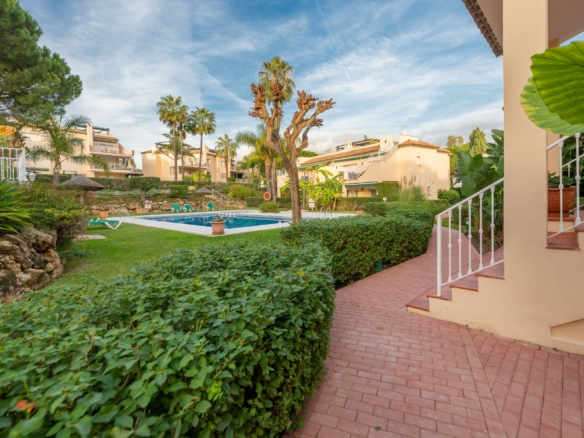 SOLD –  Penthouse  with 3 bedrooms in Pueblo Las Brisas, Nueva Andalucia