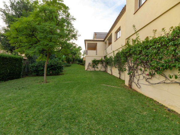 SOLD –  Penthouse  with 3 bedrooms in Pueblo Las Brisas, Nueva Andalucia