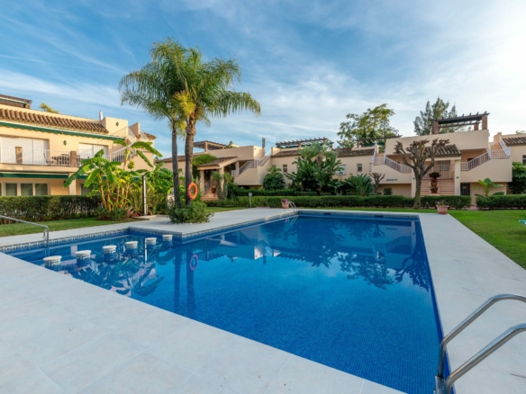 SOLD –  Penthouse  with 3 bedrooms in Pueblo Las Brisas, Nueva Andalucia