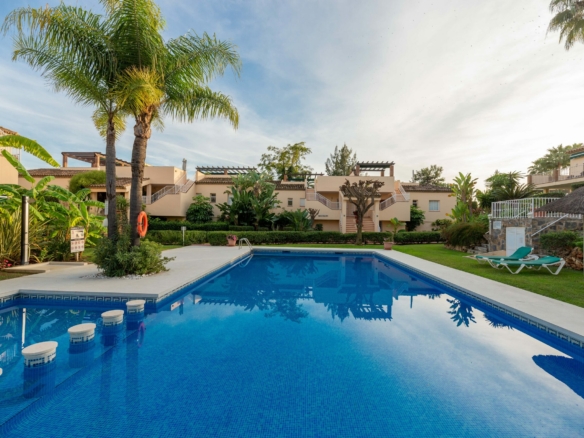 SOLD –  Penthouse  with 3 bedrooms in Pueblo Las Brisas, Nueva Andalucia