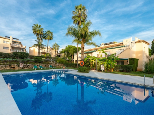 SOLD –  Penthouse  with 3 bedrooms in Pueblo Las Brisas, Nueva Andalucia