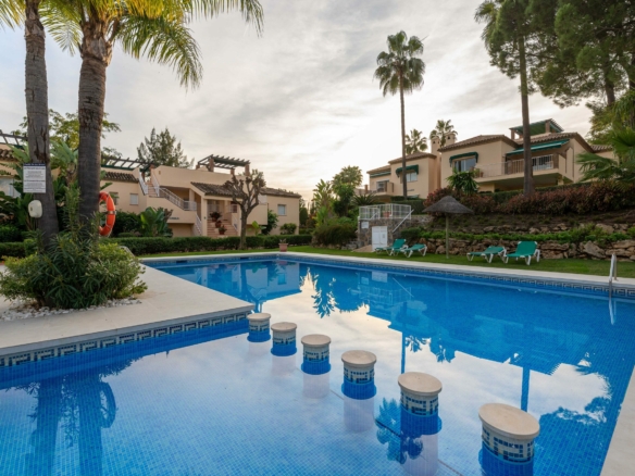 SOLD –  Penthouse  with 3 bedrooms in Pueblo Las Brisas, Nueva Andalucia