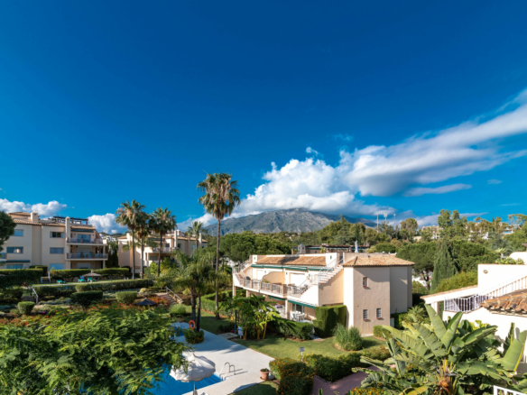 SOLD –  Penthouse  with 3 bedrooms in Pueblo Las Brisas, Nueva Andalucia