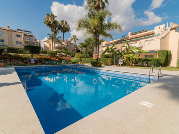 SOLD –  Penthouse  with 3 bedrooms in Pueblo Las Brisas, Nueva Andalucia