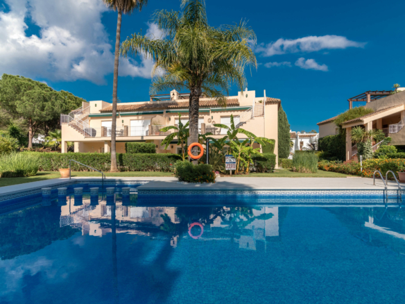 SOLD –  Penthouse  with 3 bedrooms in Pueblo Las Brisas, Nueva Andalucia