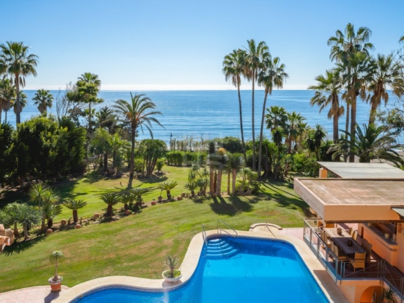For sale 🌟 ELEGANT 10 Bedrooms BEACHFRONT MANSION WITH GUEST ACCOMMODATION ON THE NEW GOLDEN MILE 🌴