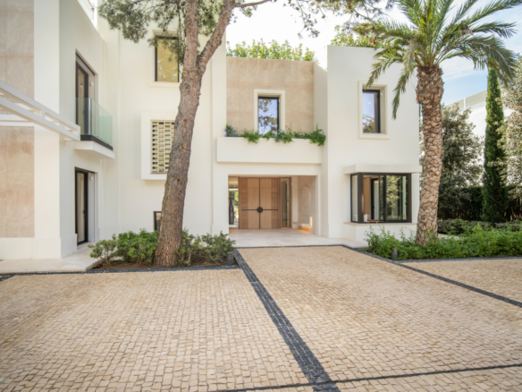 🏰✨ LUXURIOUS VILLA FOR SALE IN MARBELLA GOLDEN MILE! ✨🏰 GATED – Turnkey Opportunity