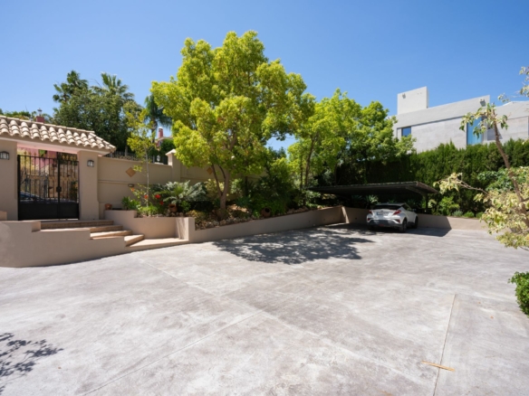 For Sale – Luxurious 7 Bedrooms Mansion in Nueva Andalucia! 🌅