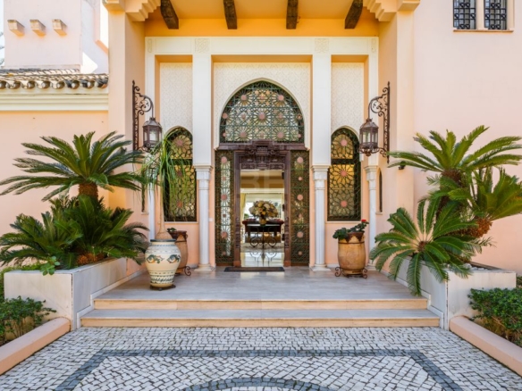 For sale 🌟 ELEGANT 10 Bedrooms BEACHFRONT MANSION WITH GUEST ACCOMMODATION ON THE NEW GOLDEN MILE 🌴