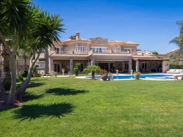 For Sale – Luxurious 7 Bedrooms Mansion in Nueva Andalucia! 🌅