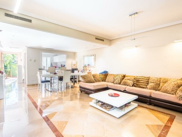 For Sale 🏡 Marbella Golden Mile, Marbella 🌅 South-west facing townhouse within walking distance to Puente Romano and the beach