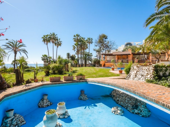 For sale 🌟 ELEGANT 10 Bedrooms BEACHFRONT MANSION WITH GUEST ACCOMMODATION ON THE NEW GOLDEN MILE 🌴