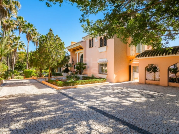 For sale 🌟 ELEGANT 10 Bedrooms BEACHFRONT MANSION WITH GUEST ACCOMMODATION ON THE NEW GOLDEN MILE 🌴