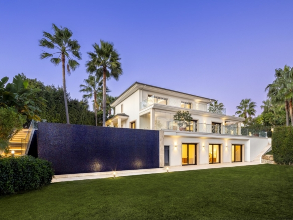 RESERVED 🏡 | Turnkey Villa in Nueva Andalucía ✨ | Garage for 10 Cars 🚗🚗🚗