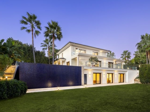 RESERVED 🏡 | Turnkey Villa in Nueva Andalucía ✨ | Garage for 10 Cars 🚗🚗🚗