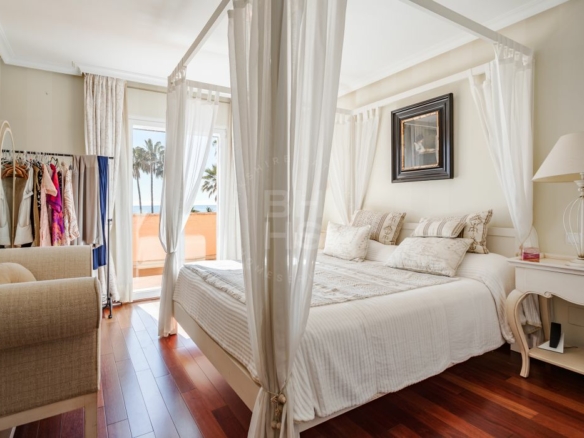 For sale 🌟 ELEGANT 10 Bedrooms BEACHFRONT MANSION WITH GUEST ACCOMMODATION ON THE NEW GOLDEN MILE 🌴