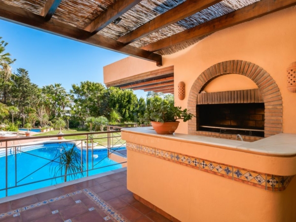 For sale 🌟 ELEGANT 10 Bedrooms BEACHFRONT MANSION WITH GUEST ACCOMMODATION ON THE NEW GOLDEN MILE 🌴