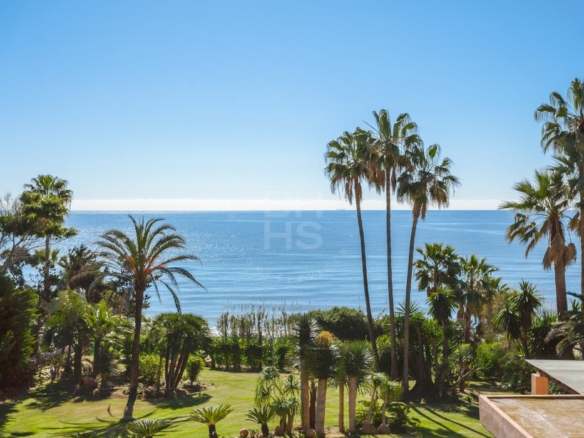 For sale 🌟 ELEGANT 10 Bedrooms BEACHFRONT MANSION WITH GUEST ACCOMMODATION ON THE NEW GOLDEN MILE 🌴